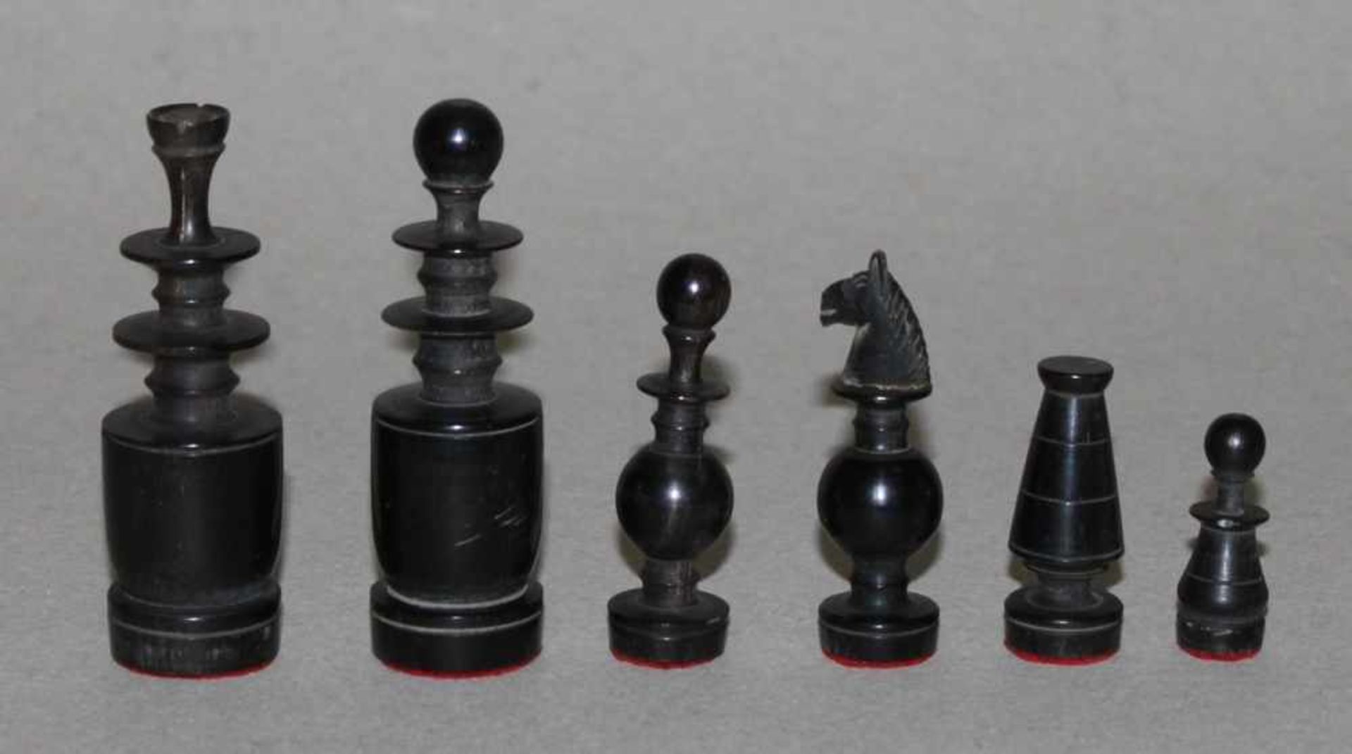 Asien. Vietnam. Schachfiguren aus Hornmit Spielkasten aus Holz. Spielfiguren in schwarz, eine Partei - Bild 3 aus 3