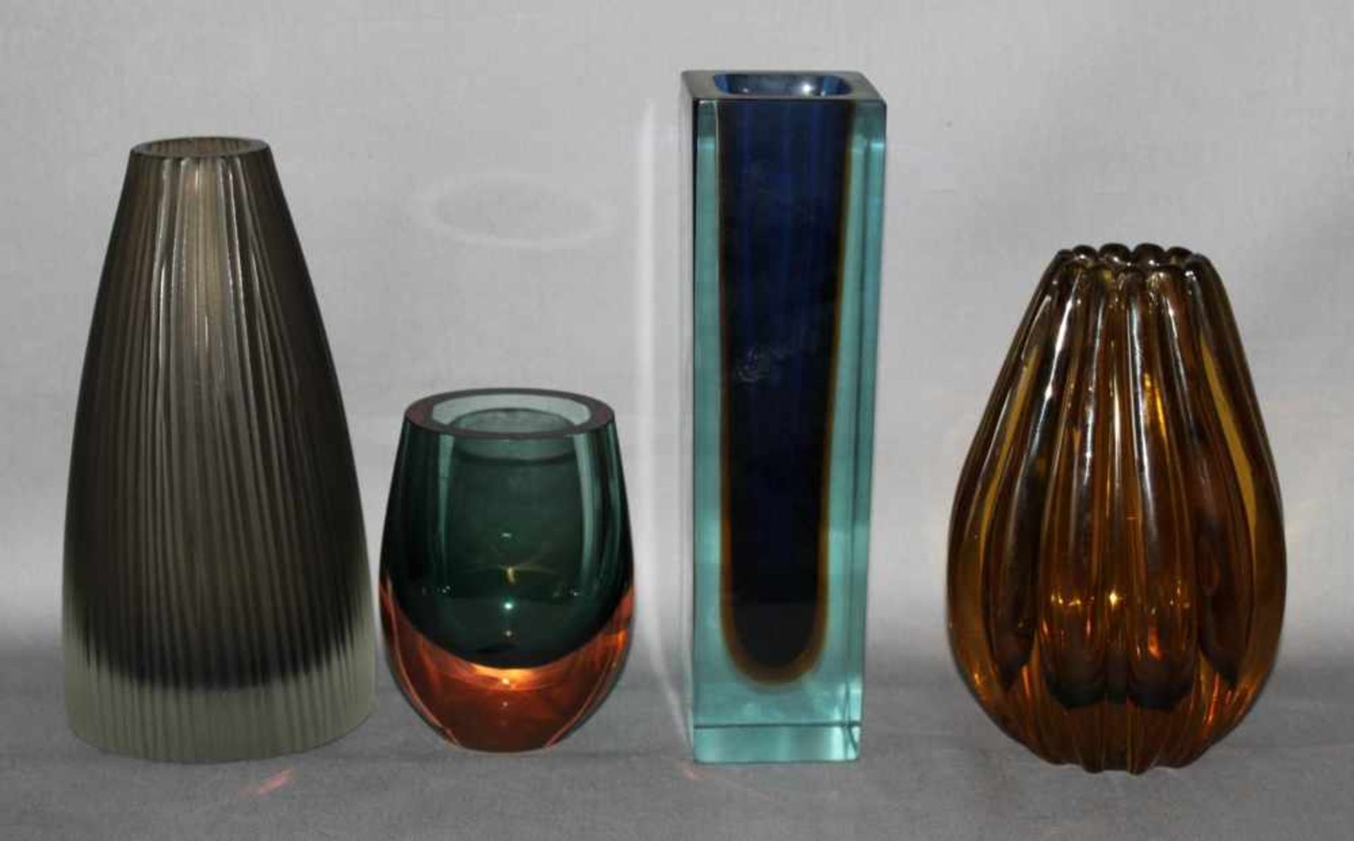 Glas. Italien. Murano (?).Vier unterschiedlich mittelgroße Vasen in verschiedenen Formen und