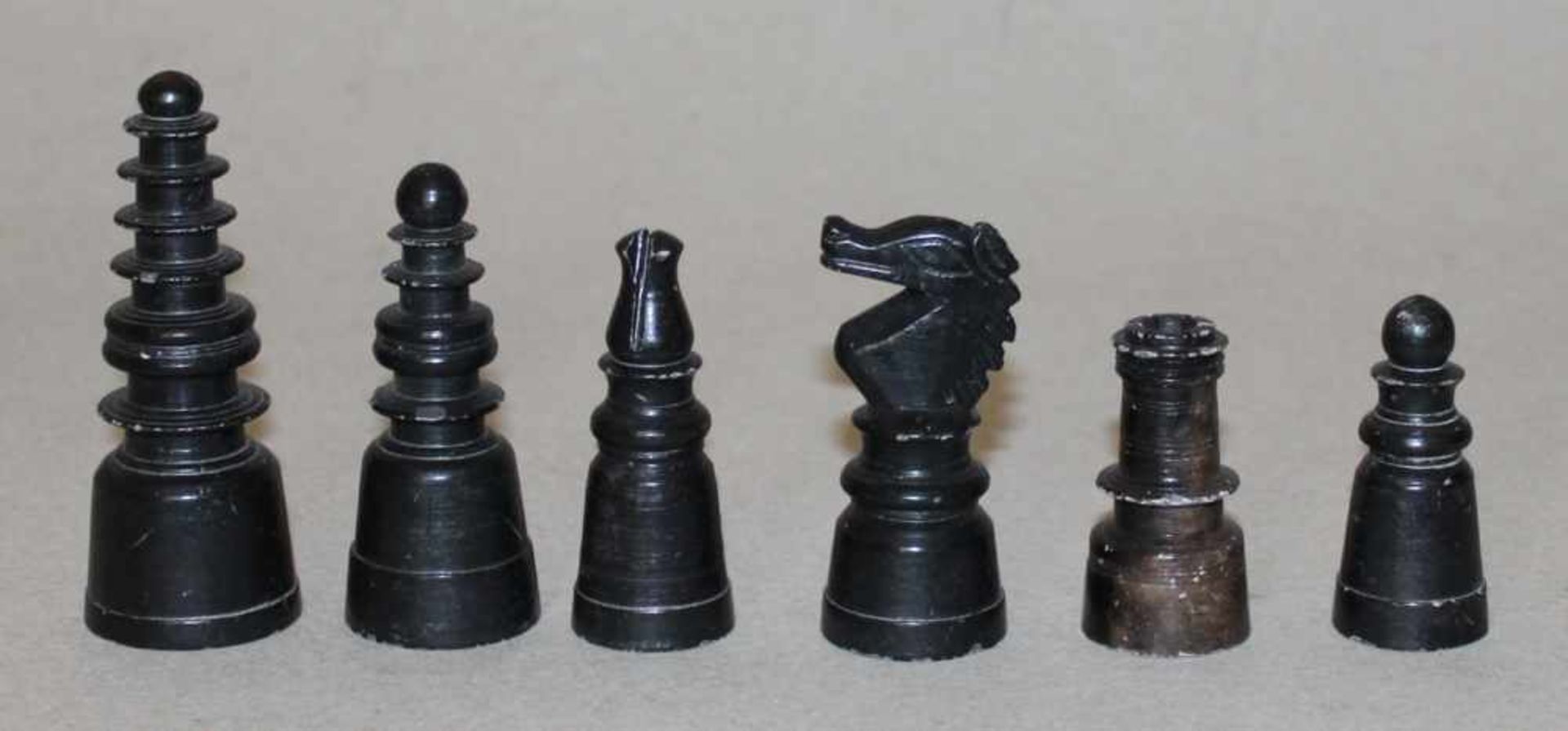 Europa. Schachfiguren aus marmorartigem Material.Die eine Partei in dunkler bräunlicher - Bild 3 aus 3