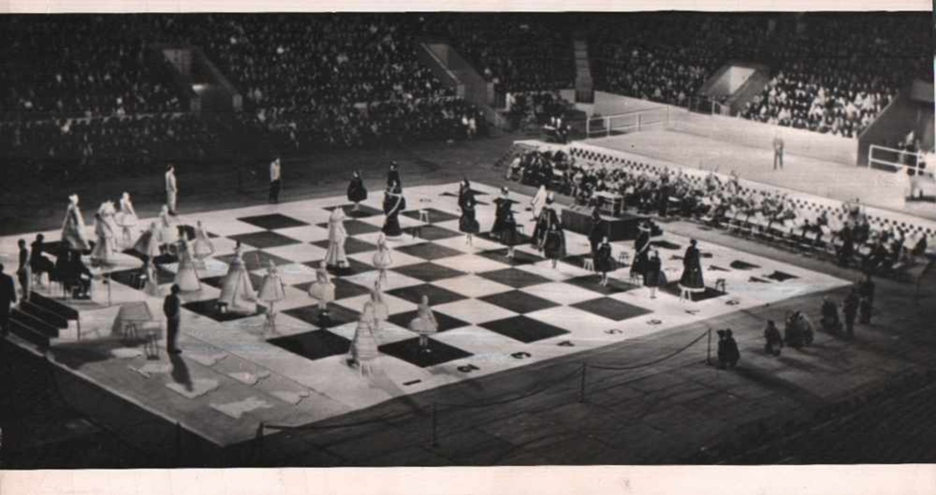 Foto. Lebende Schachfiguren.Schwarzweißes Pressefoto von einer Partie mit lebenden Figuren im