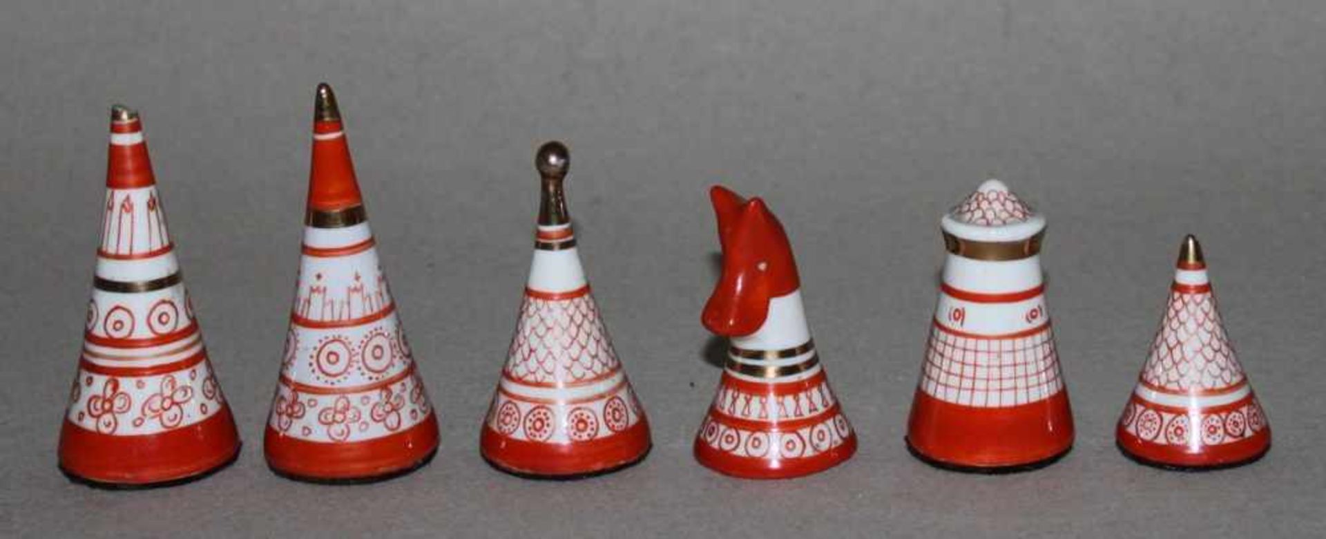 Europa. Russland. Schachspiel aus Porzellanim Spielkasten aus Holz. Die eine Partei mit - Bild 2 aus 3