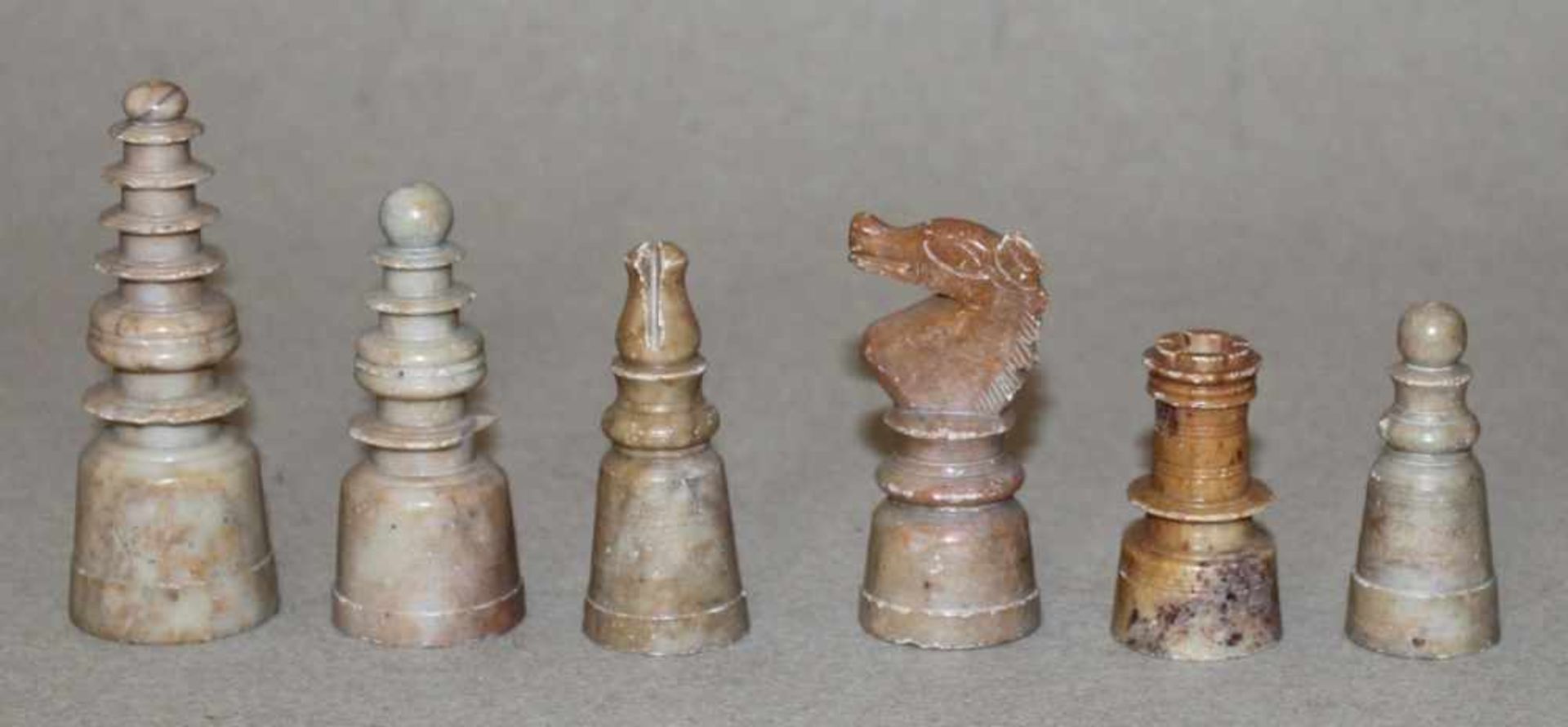 Europa. Schachfiguren aus marmorartigem Material.Die eine Partei in dunkler bräunlicher - Bild 2 aus 3