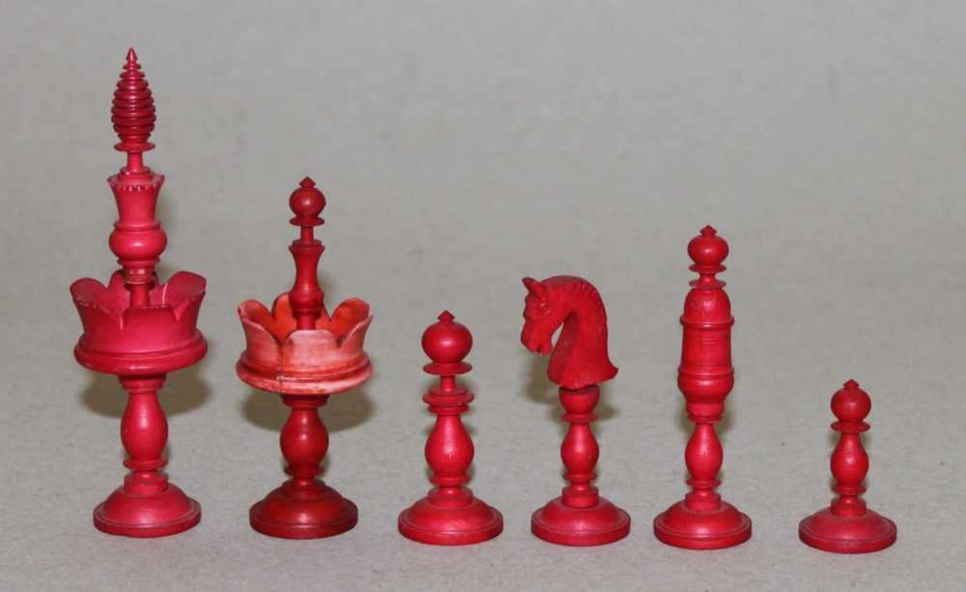 Europa. Deutschland. Selenus Schachfiguren aus Bein.Die eine Partei in rot, die andere - Bild 3 aus 3