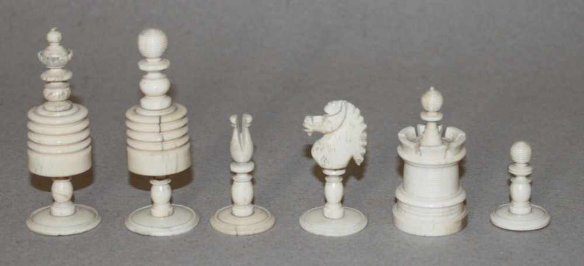 Europa. England. Die Schachfiguren aus Beinsind im "Barleycorn - Stil". Eine Partei in rot, die - Bild 2 aus 3