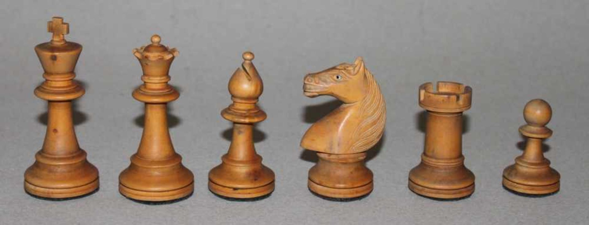 Europa. Schachfiguren aus Holz,in Anlehnung an den Staunton - Stil mit Schachbrett aus Holz. Eine - Bild 2 aus 3
