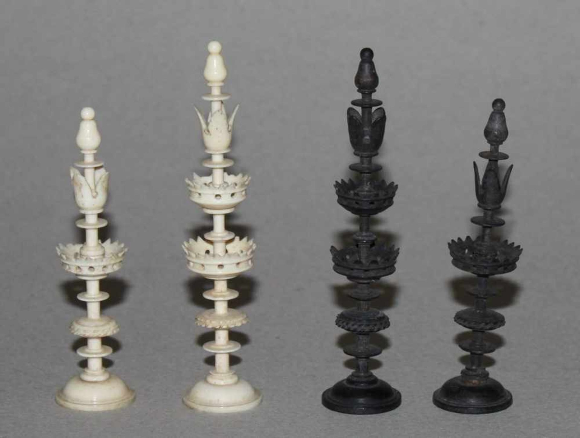 Europa. Deutschland. Schachfiguren aus Beinin Anlehnung an den Selenus - Stil mit einem doppelt