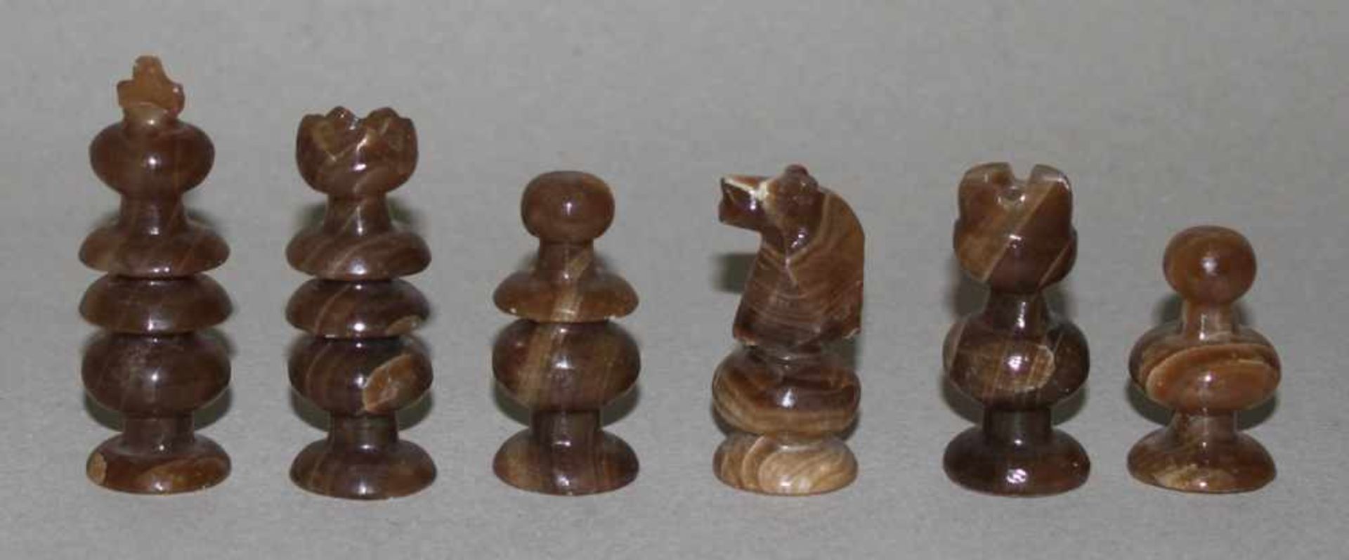 Europa. Schachfiguren aus Marmor.Die eine Partei in Braun, die andere Weiß. Produktion aus der 2. - Bild 3 aus 3