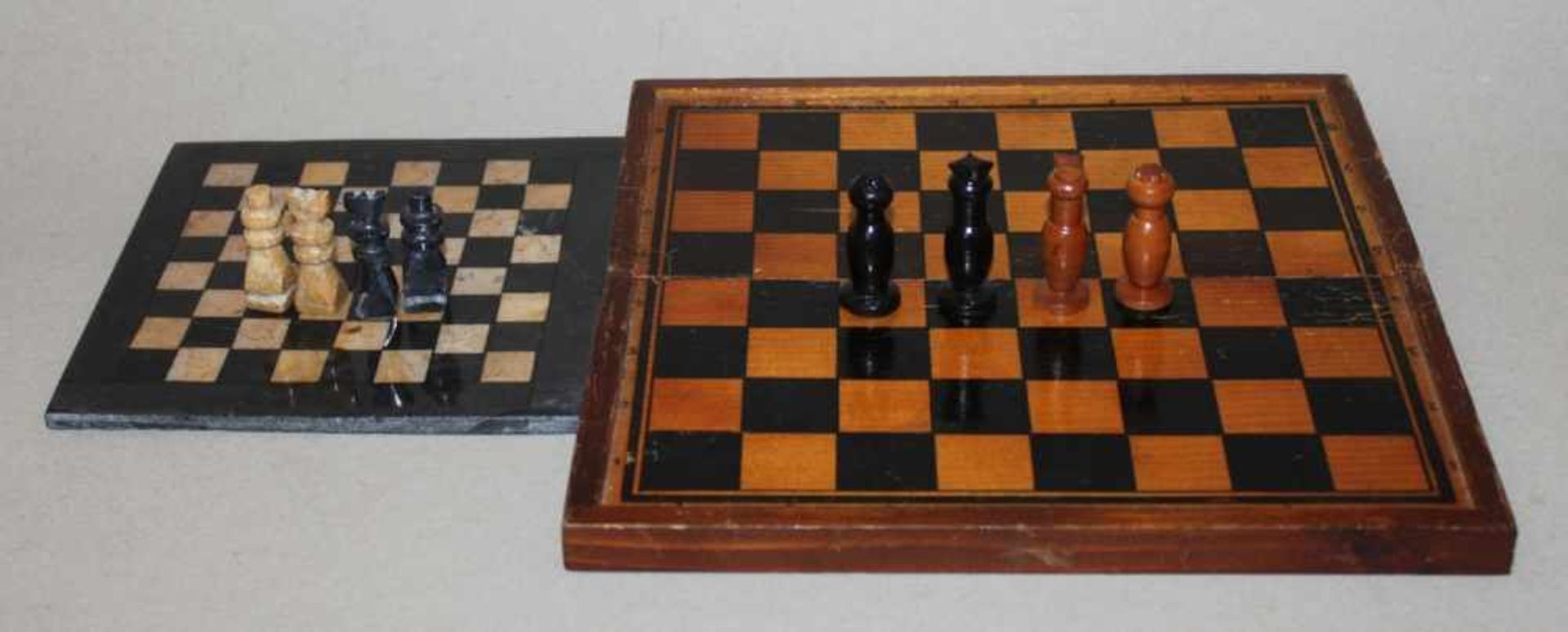Afrika. Marokko. Schachspiel und Schachbrett aus Marmorim Kasten aus Holz. Die eine Partei in