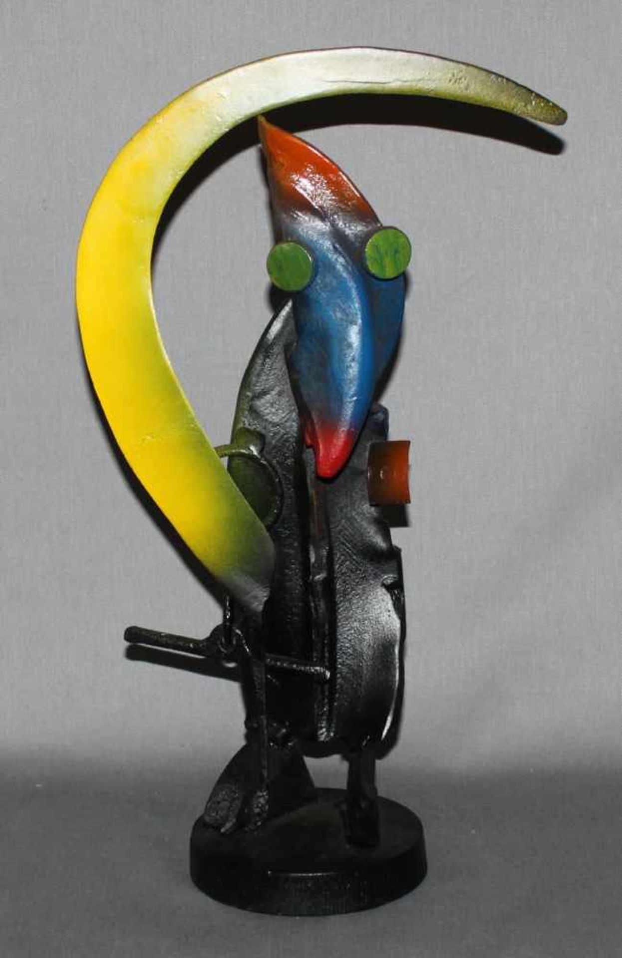 Schmied, Ulrich (?).(Abstrakte Vogelfigur). Massive polychrome Metallskulptur auf flachem, runden