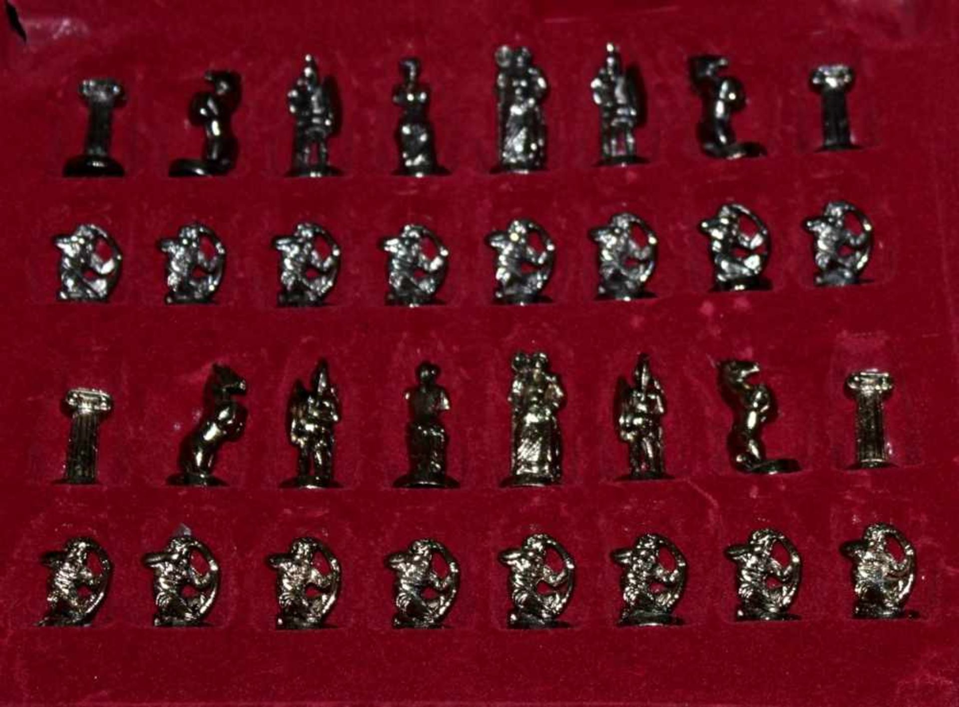 Europa. Drei kleinformatige Schachspiele aus Metallund zwei Schachbretter aus Kunststoff. Produktion - Bild 2 aus 2