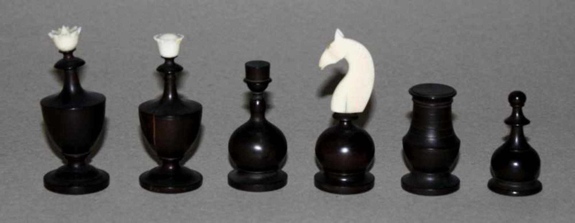 Europa. Frankreich. Schachfiguren aus Bein und Holz,die in Anlehnung an die Lyon - Figuren gefertigt - Bild 3 aus 3