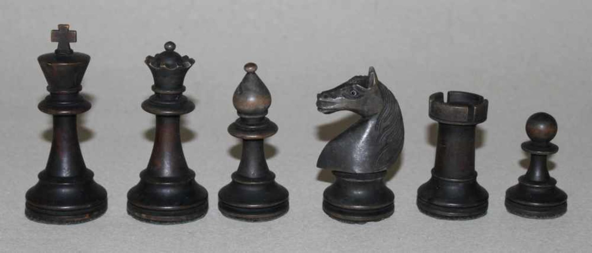 Europa. Schachfiguren aus Holz,in Anlehnung an den Staunton - Stil mit Schachbrett aus Holz. Eine - Bild 3 aus 3