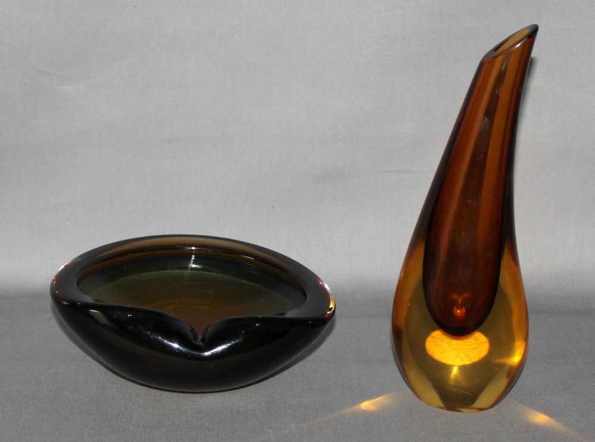 Glas. Italien. Murano.Eine Vase und eine Schale im nahezu gleichen Farbton. Überfangtechnik.