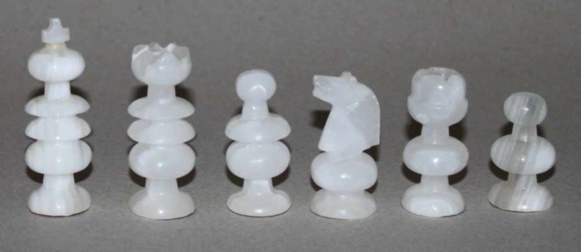 Europa. Schachfiguren aus Marmor.Die eine Partei in Braun, die andere Weiß. Produktion aus der 2. - Bild 2 aus 3