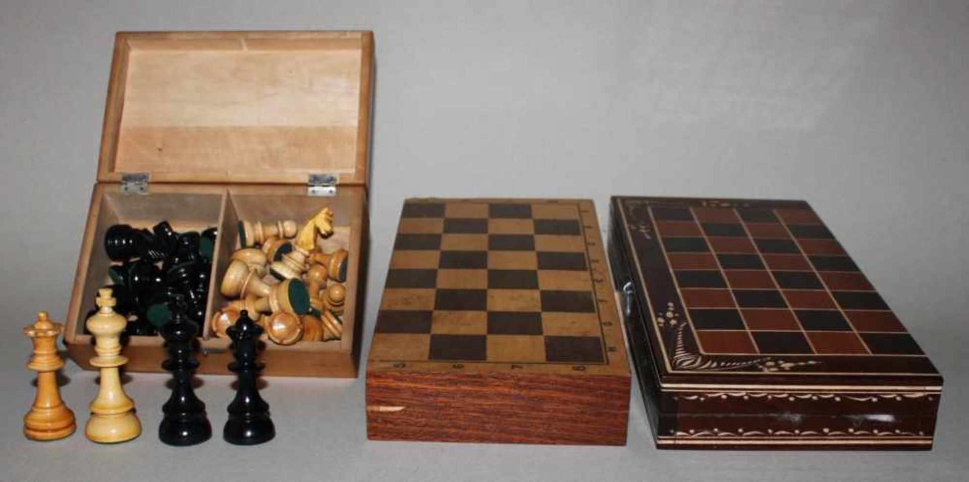 Europa. 3 Schachfigurensätze aus Holz,davon 2 im Spielkasten aus Holz. Eine Partei jeweils