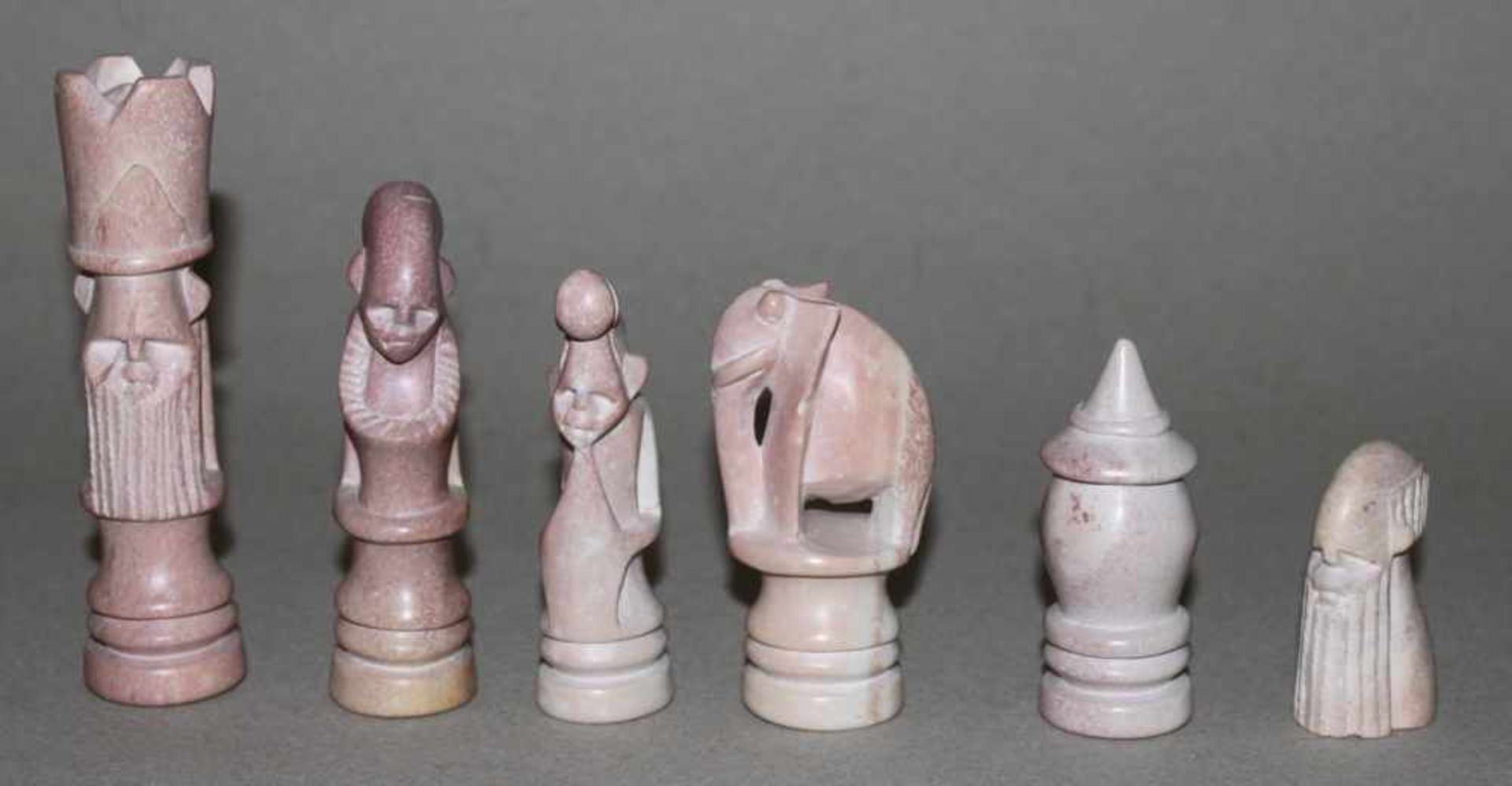 Afrika. Kenia. Schachfiguren aus Kunststeinim afrikanischen Stil mit Spielbrett. Eine Partei im - Bild 3 aus 3