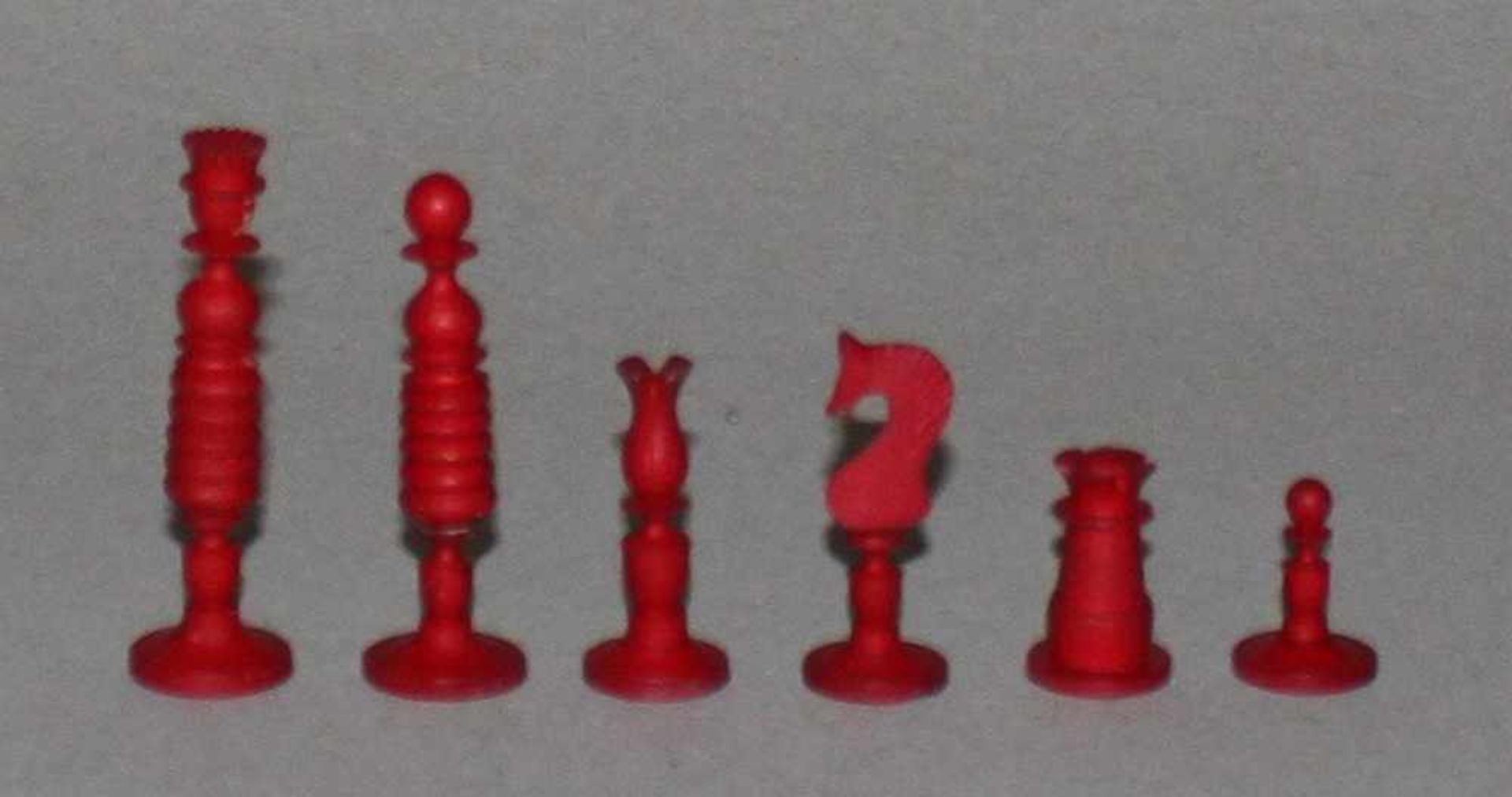 Europa. England. "Washington" - Schachfiguren aus Bein.Eine Partei in rot, die andere naturfarben. - Bild 3 aus 3