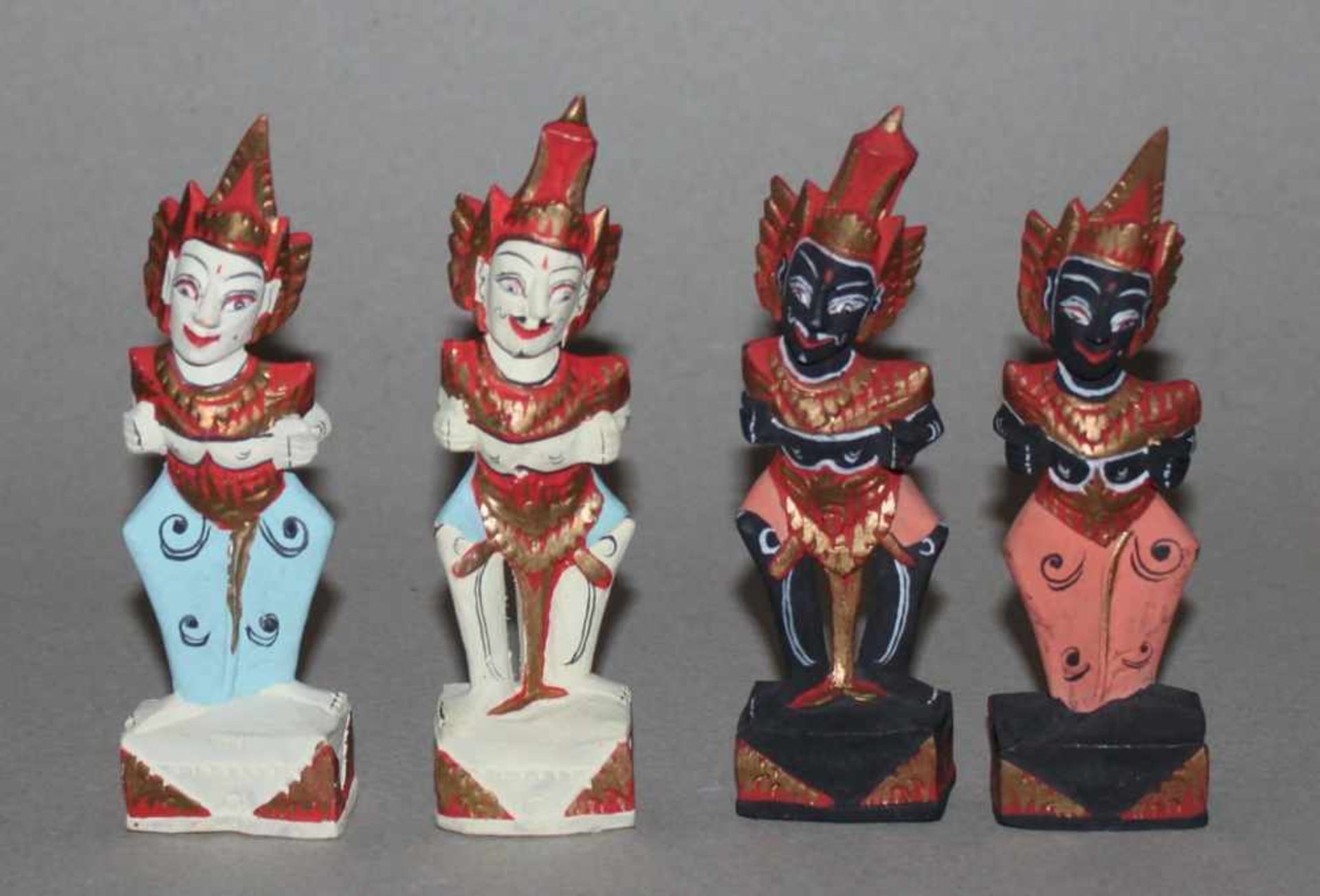 Asien. Indonesien - Bali. Schachfiguren aus leichtem Holz,nach dem Ramayana - Epos. Polychrom