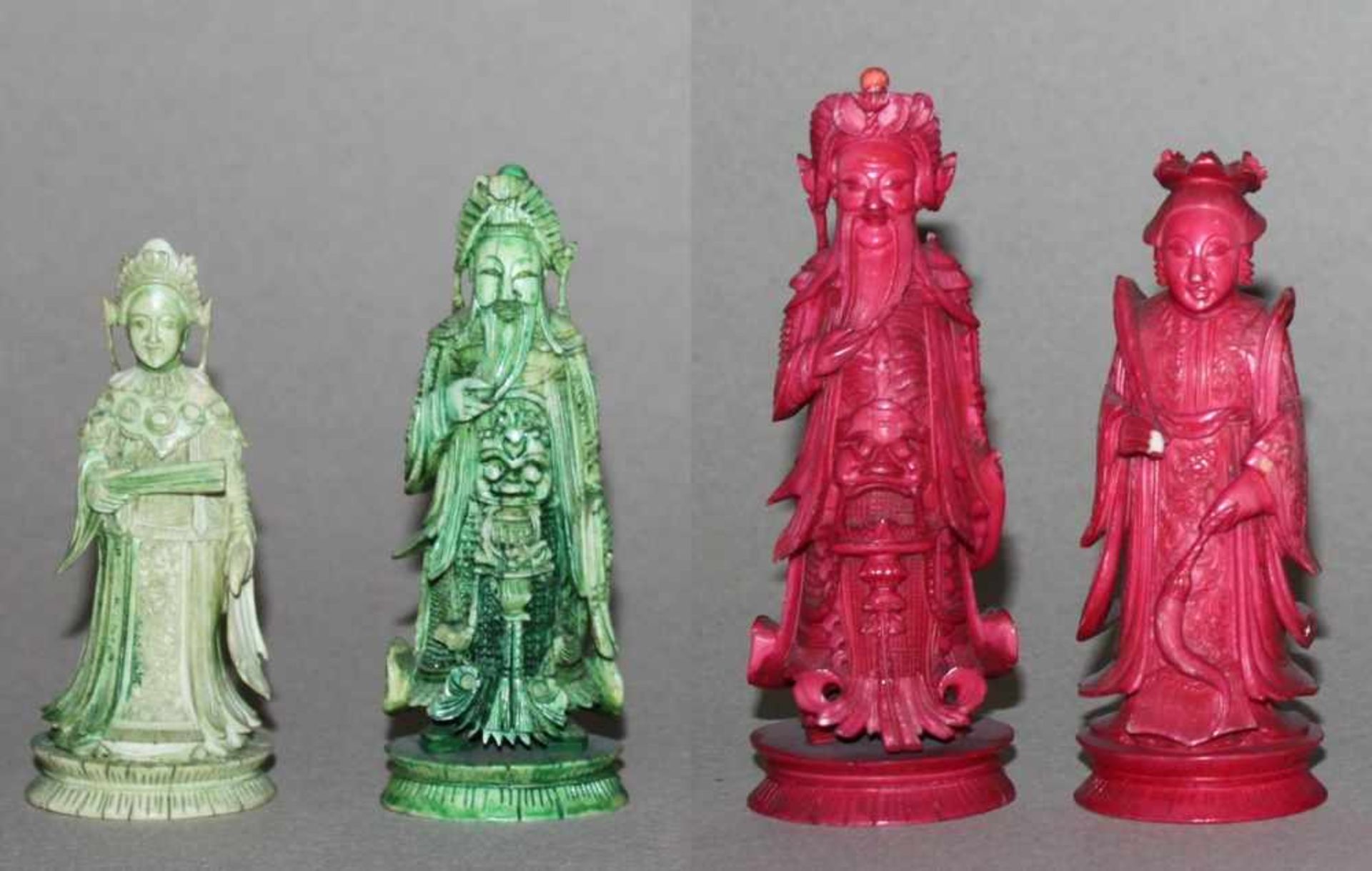 Asien. China. Elfenbeinschachfiguren.Die eine Partei in rot, die andere in grün. China, Produktion