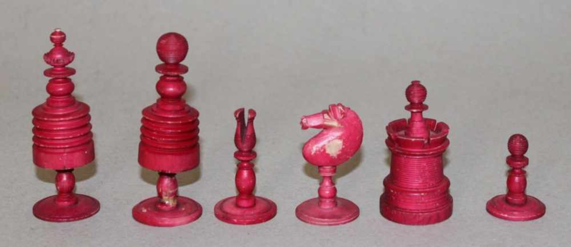 Europa. England. Die Schachfiguren aus Beinsind im "Barleycorn - Stil". Eine Partei in rot, die - Bild 3 aus 3