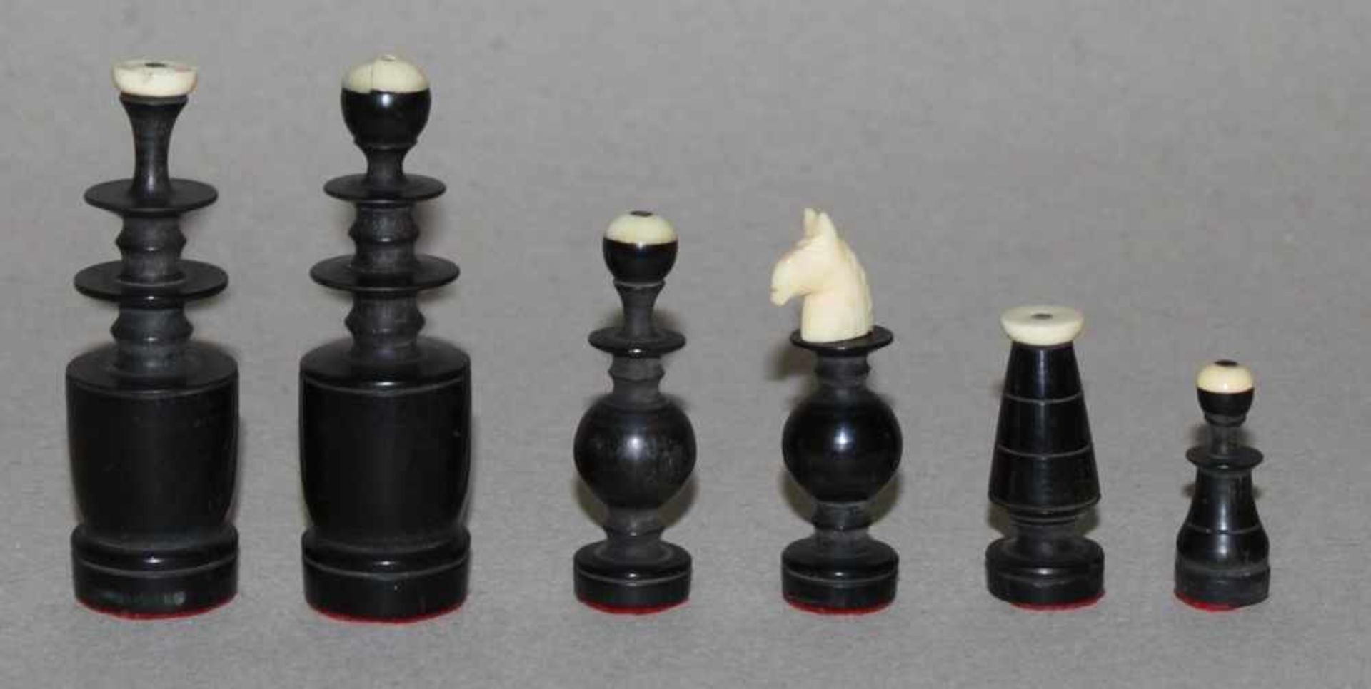 Asien. Vietnam. Schachfiguren aus Hornmit Spielkasten aus Holz. Spielfiguren in schwarz, eine Partei - Bild 2 aus 3