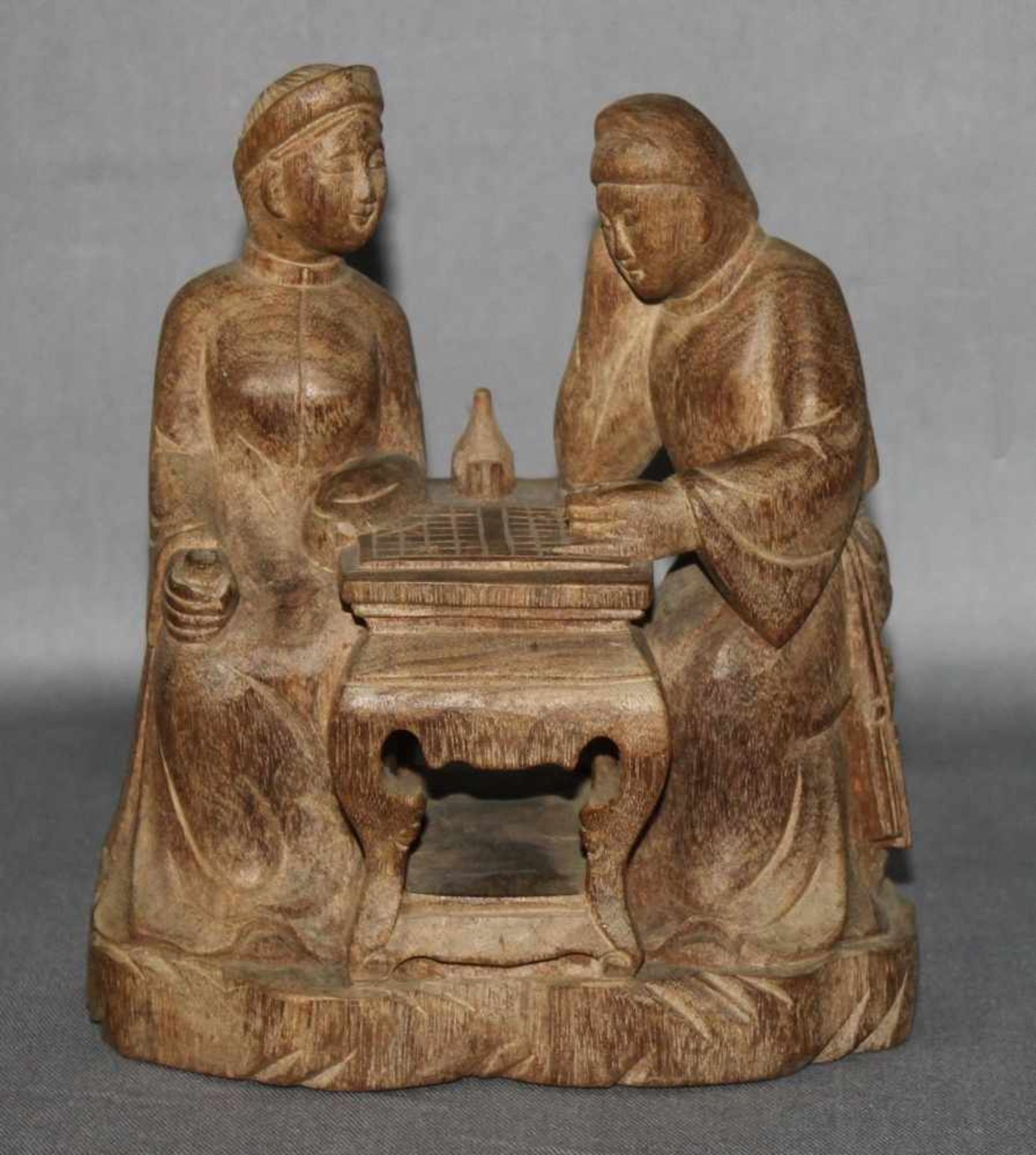 Figurengruppe mit Schachspielszene aus Holzaus dem Ende des 20. Jahrhunderts. Länge: ca. 13,5 cm.