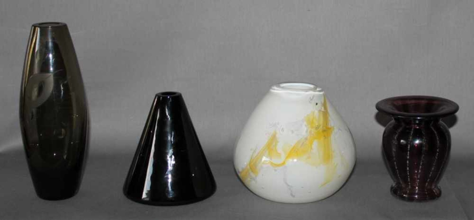 Glas. Europa. Kleine Sammlung mit 4 Vasen.Unterschiedliche Formen und Farben, verschiedene Größen.