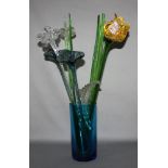 Glas. Europa. Blaue Standvase mit Glasblumenstrauß.