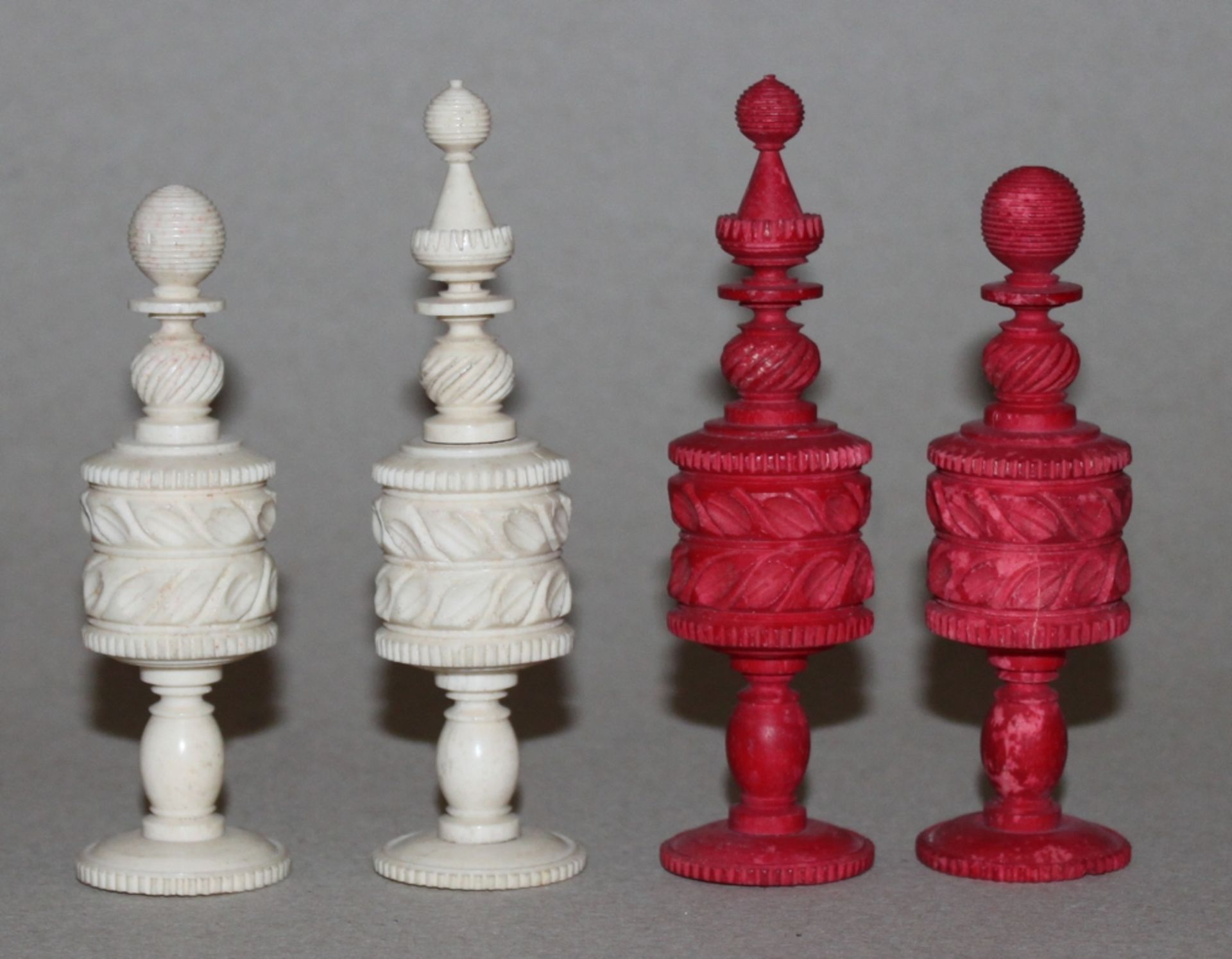 Europa. England. 24 Schachfiguren aus Bein im "Barleycorn - Stil".