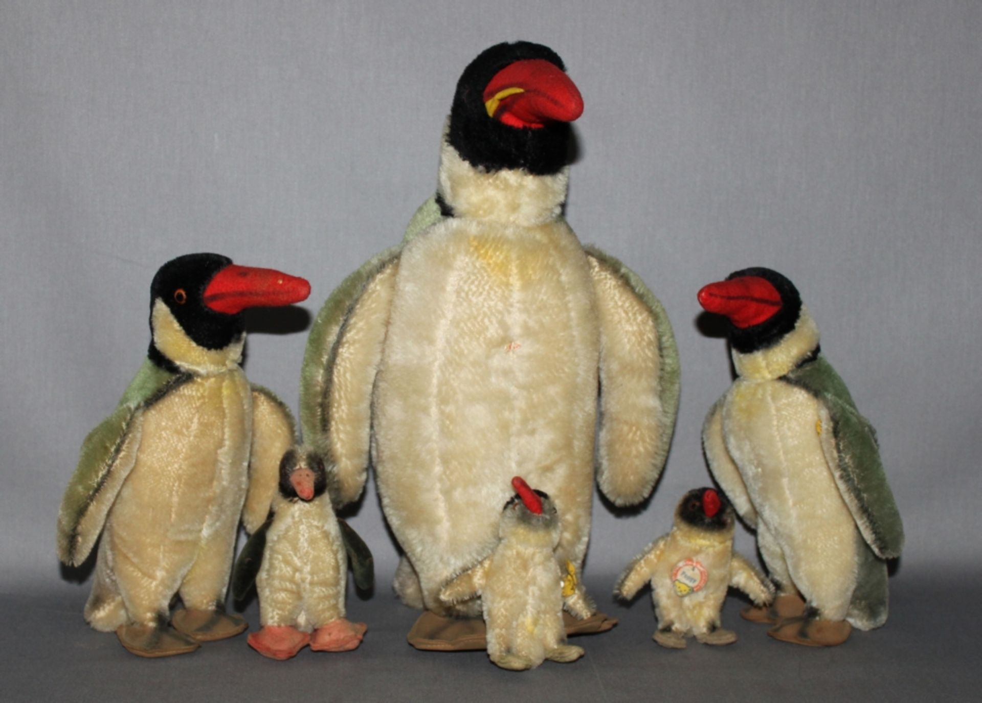 Kinderspielzeug. Steiff. Pinguin (Peggy).