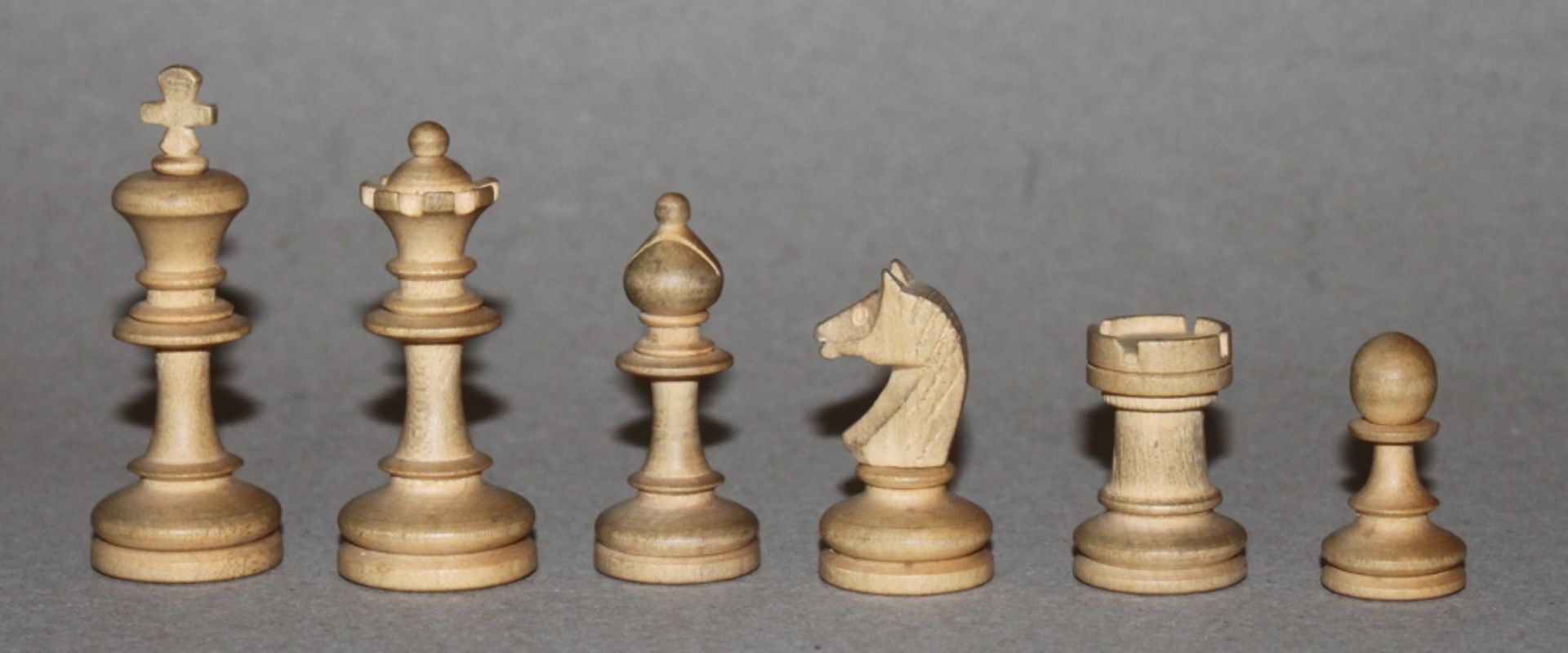 Europa. Deutschland. Kleinformatige Schachfiguren - Bild 2 aus 3