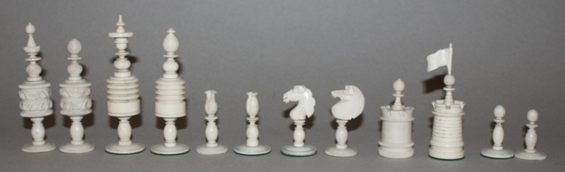Europa. England. 24 Schachfiguren aus Bein im "Barleycorn - Stil". - Bild 2 aus 3