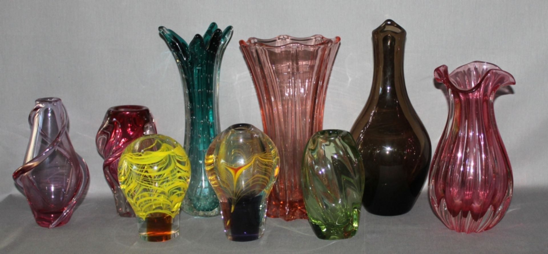Glas. Europa. Kleine Sammlung mit 8 Vasen.