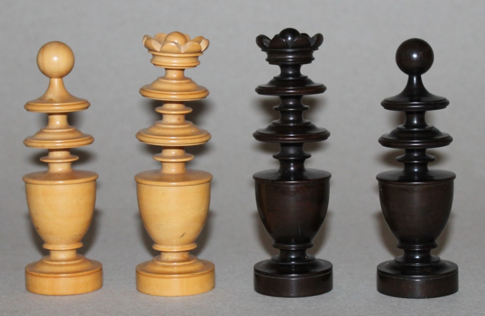 Europa. Schachfiguren aus Holz im Régence - Stil