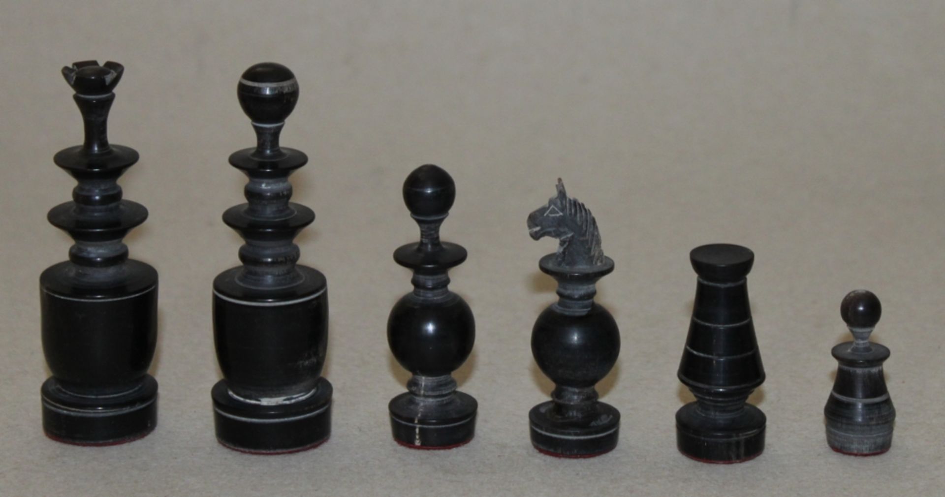 Asien. Vietnam. Schachfiguren im Régence Stil aus Horn. - Bild 3 aus 3