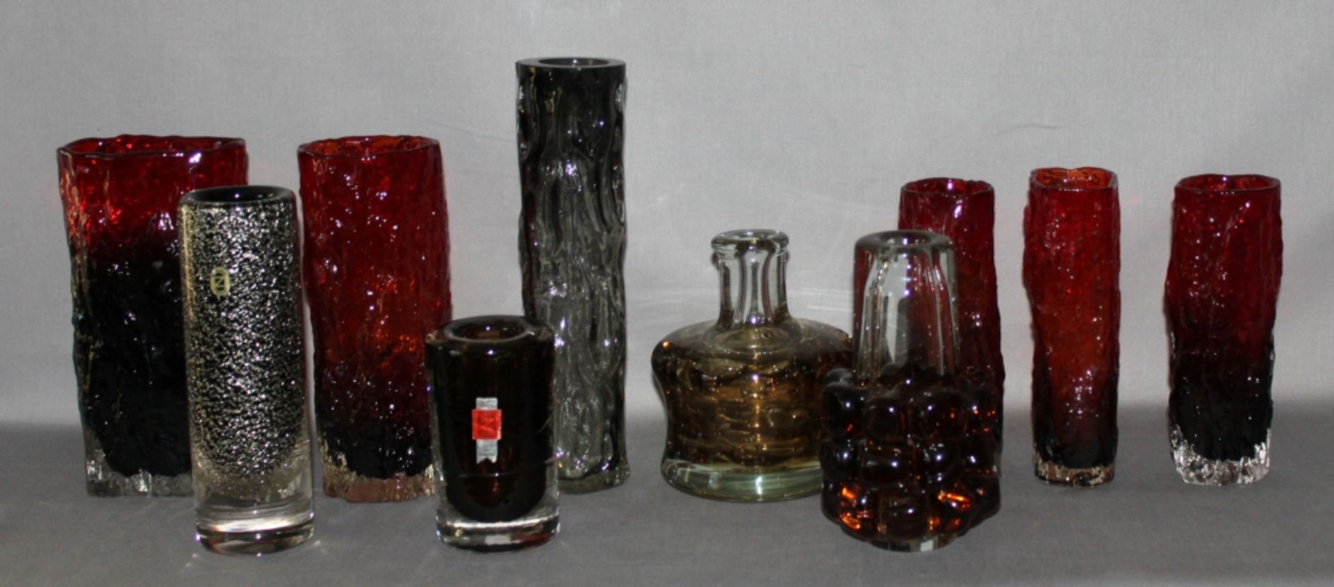 Glas. Europa. Kleine Sammlung mit 10 Vasen