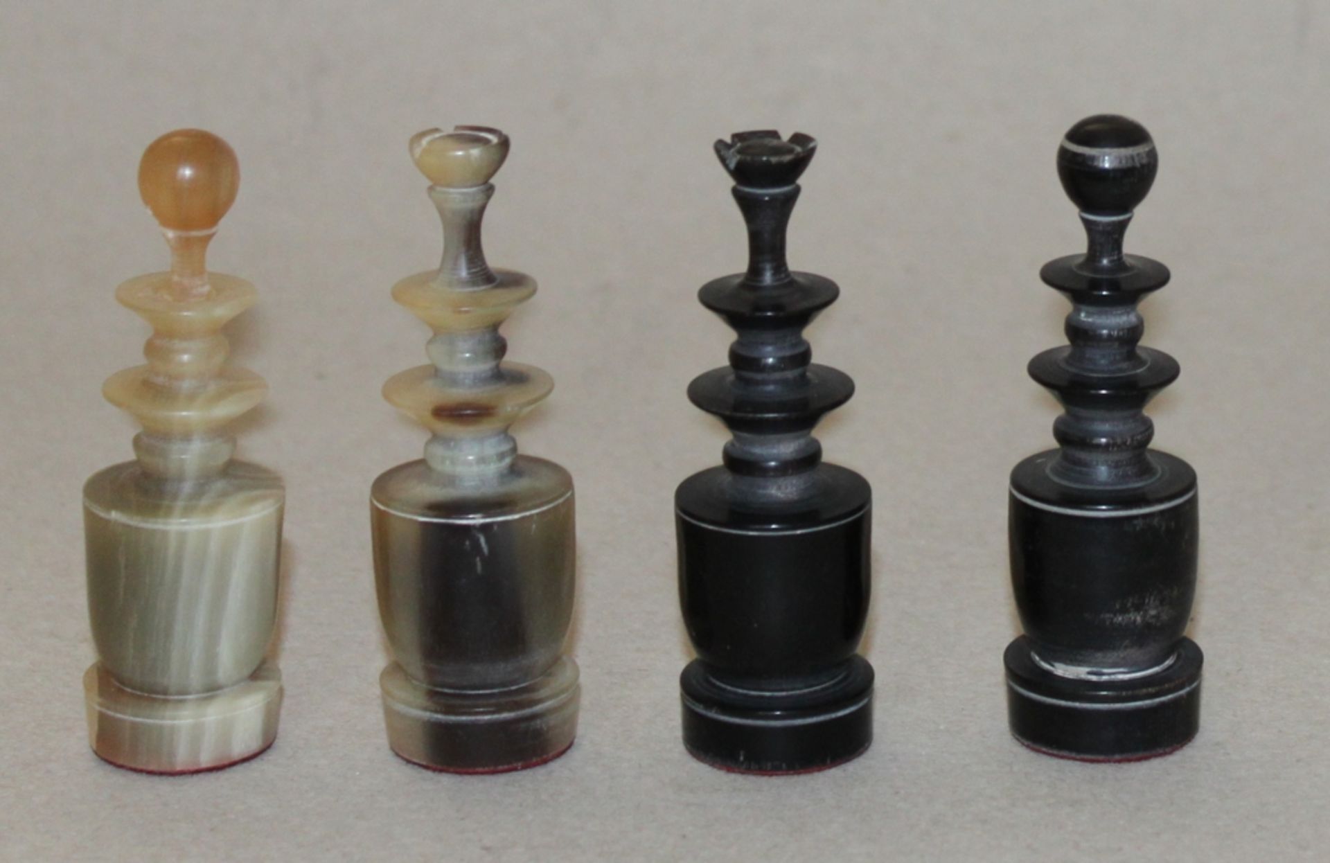 Asien. Vietnam. Schachfiguren im Régence Stil aus Horn.