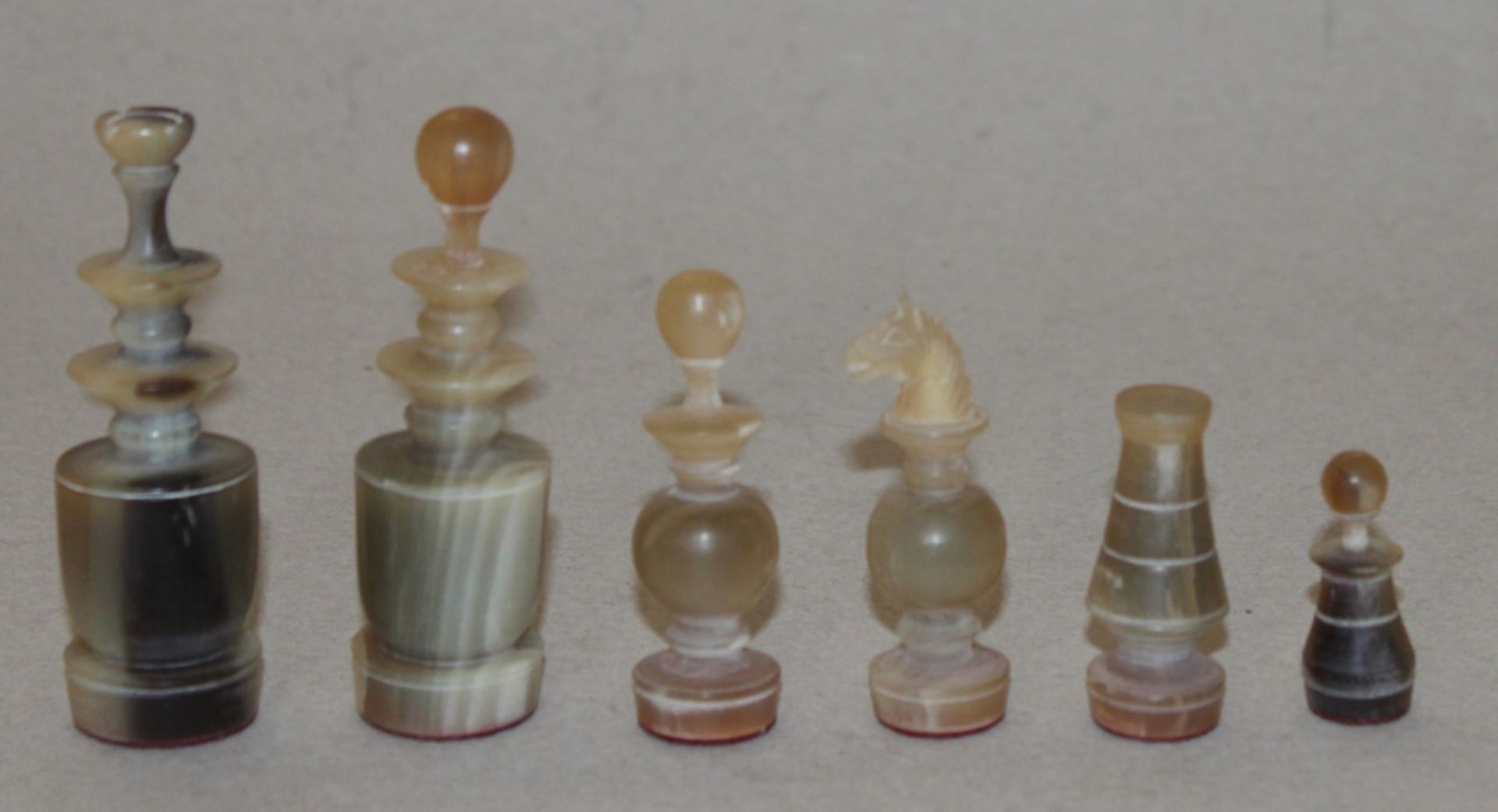 Asien. Vietnam. Schachfiguren im Régence Stil aus Horn. - Bild 2 aus 3