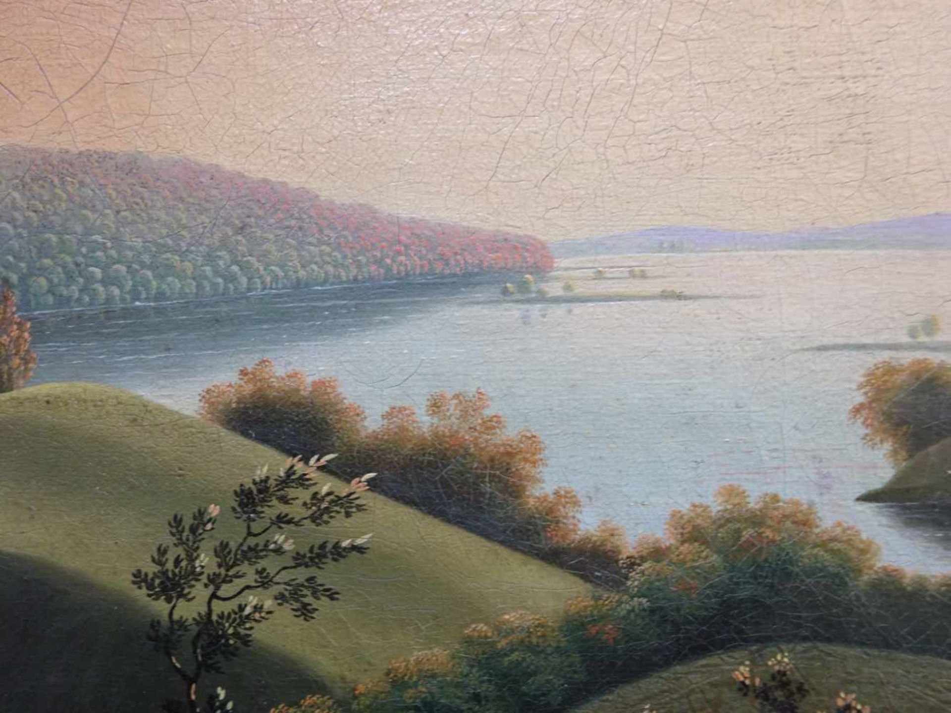 Anonym.-Gremsmühlen am Dieksee. Öl auf Leinwand. Um 1830. 46 x 63 cm Gerahmt.Blick über die hügelige - Bild 4 aus 5