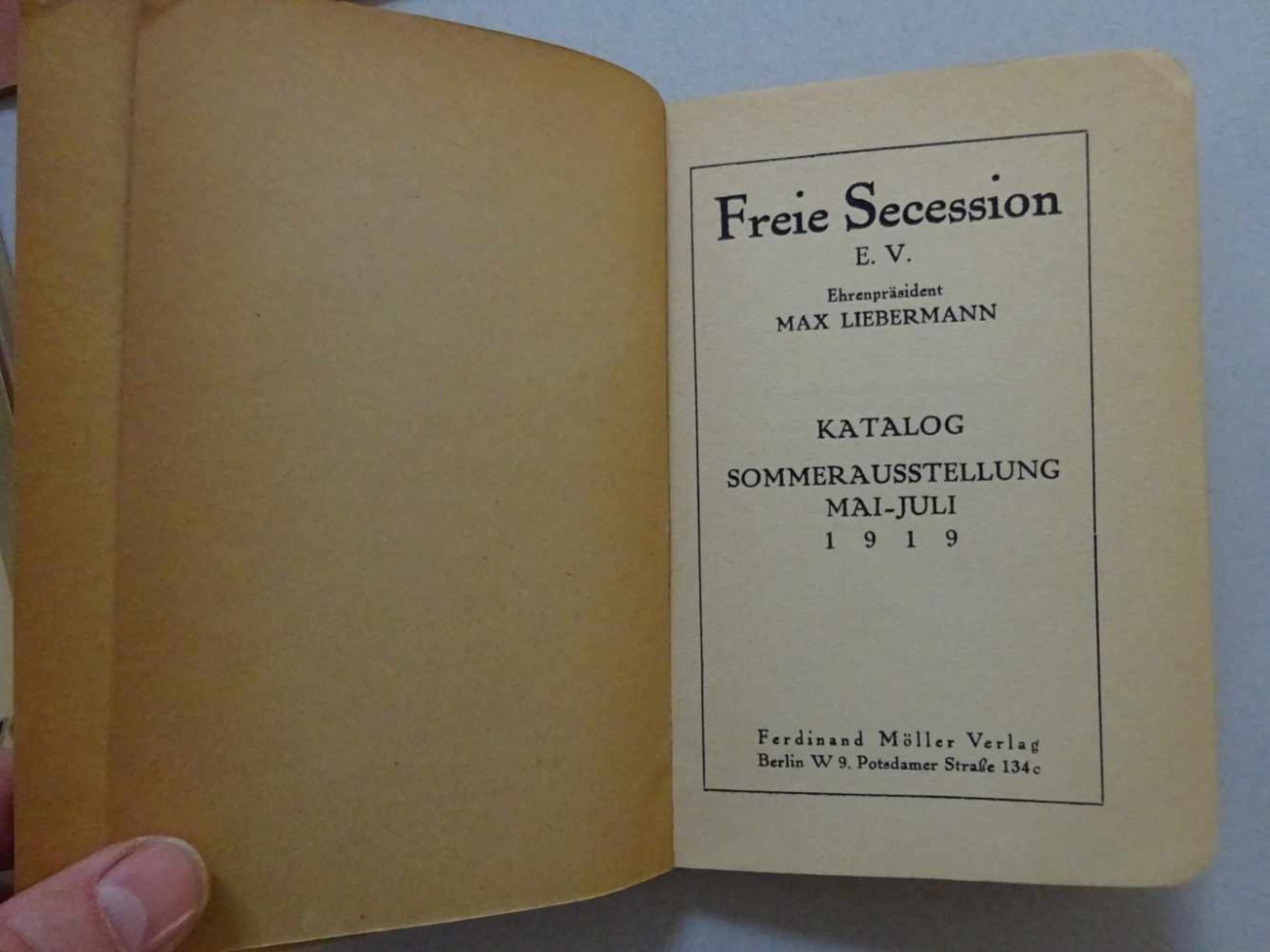 Kunst.-5 Ausstellungskataloge aus den Jahren um 1910-1920. Mit einigen Abbildungen. Meist Kl.-8°. - Bild 2 aus 4