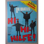 Plakate.-Die Beatles in Hi- Hi Hilfe!. Farbiges Offset-Filmplakat von 1965. 83 x 60 cm.Roter