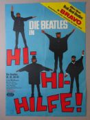 Plakate.-Die Beatles in Hi- Hi Hilfe!. Farbiges Offset-Filmplakat von 1965. 83 x 60 cm.Roter