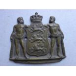 Heraldik.-Dänisches Staatswappen aus Bronze, wohl um 1850. 8 x 9 cm.