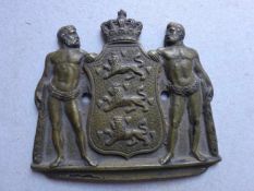Heraldik.-Dänisches Staatswappen aus Bronze, wohl um 1850. 8 x 9 cm.