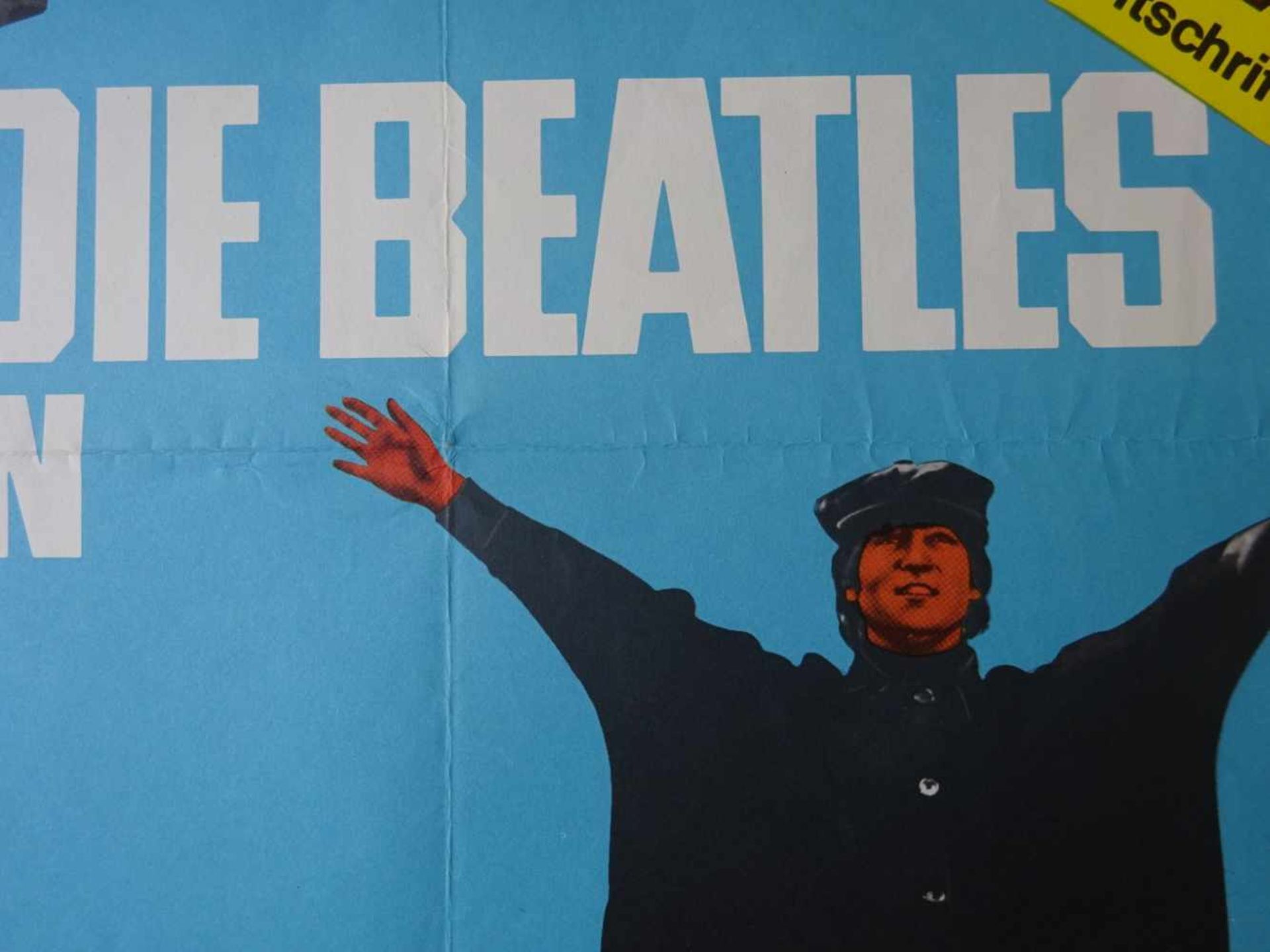 Plakate.-Die Beatles in Hi- Hi Hilfe!. Farbiges Offset-Filmplakat von 1965. 83 x 60 cm.Roter - Bild 2 aus 6