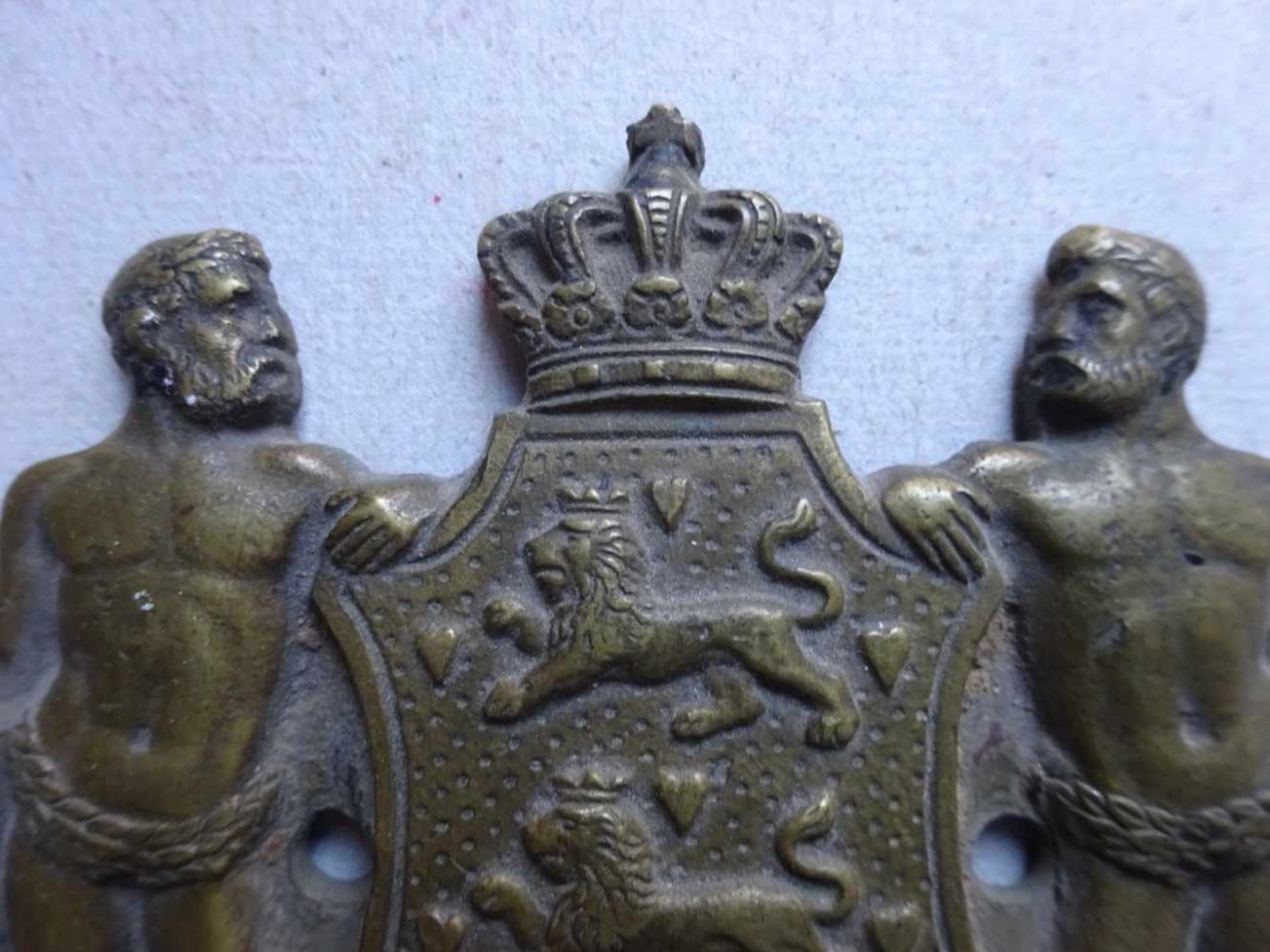 Heraldik.-Dänisches Staatswappen aus Bronze, wohl um 1850. 8 x 9 cm. - Bild 2 aus 3