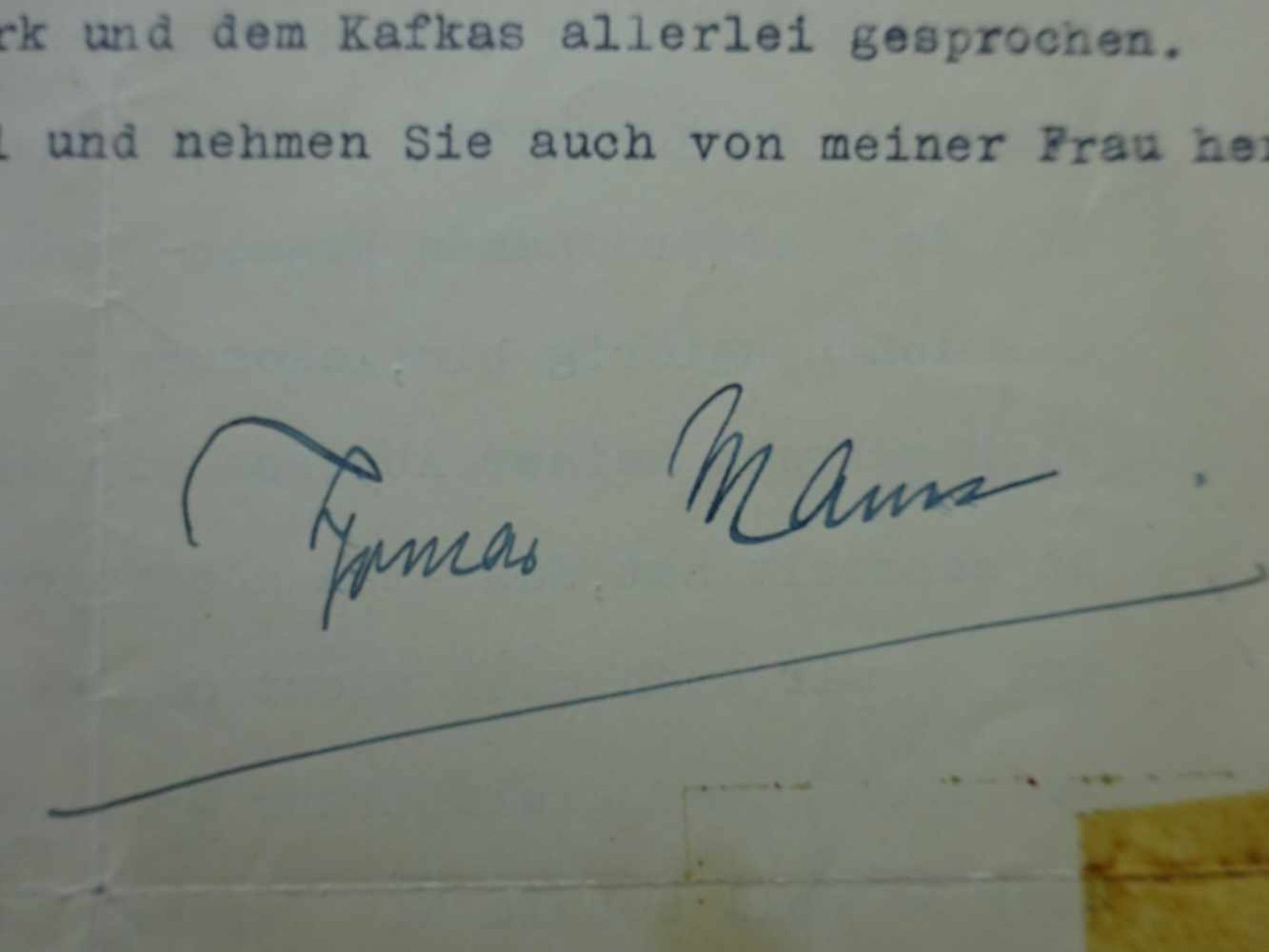 Brod, Max.- Mann, Thomas (Schriftsteller; 1875-1955). Maschinenschriftlicher Brief mit eigenhändiger - Bild 4 aus 4