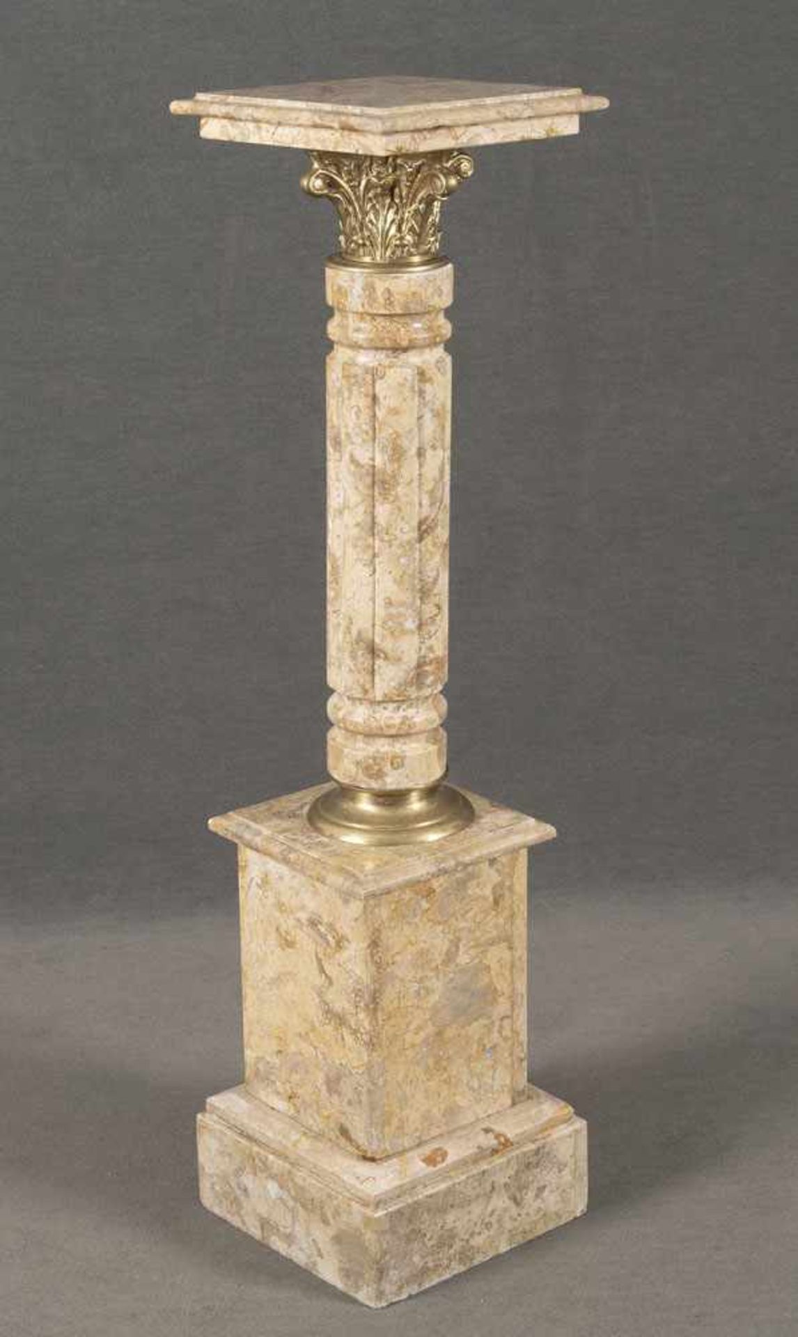 Marmorsäule. Italien 20. Jh. Mit Bronzeplinthe und -kapitell, H=112 cm, D=28 cm.