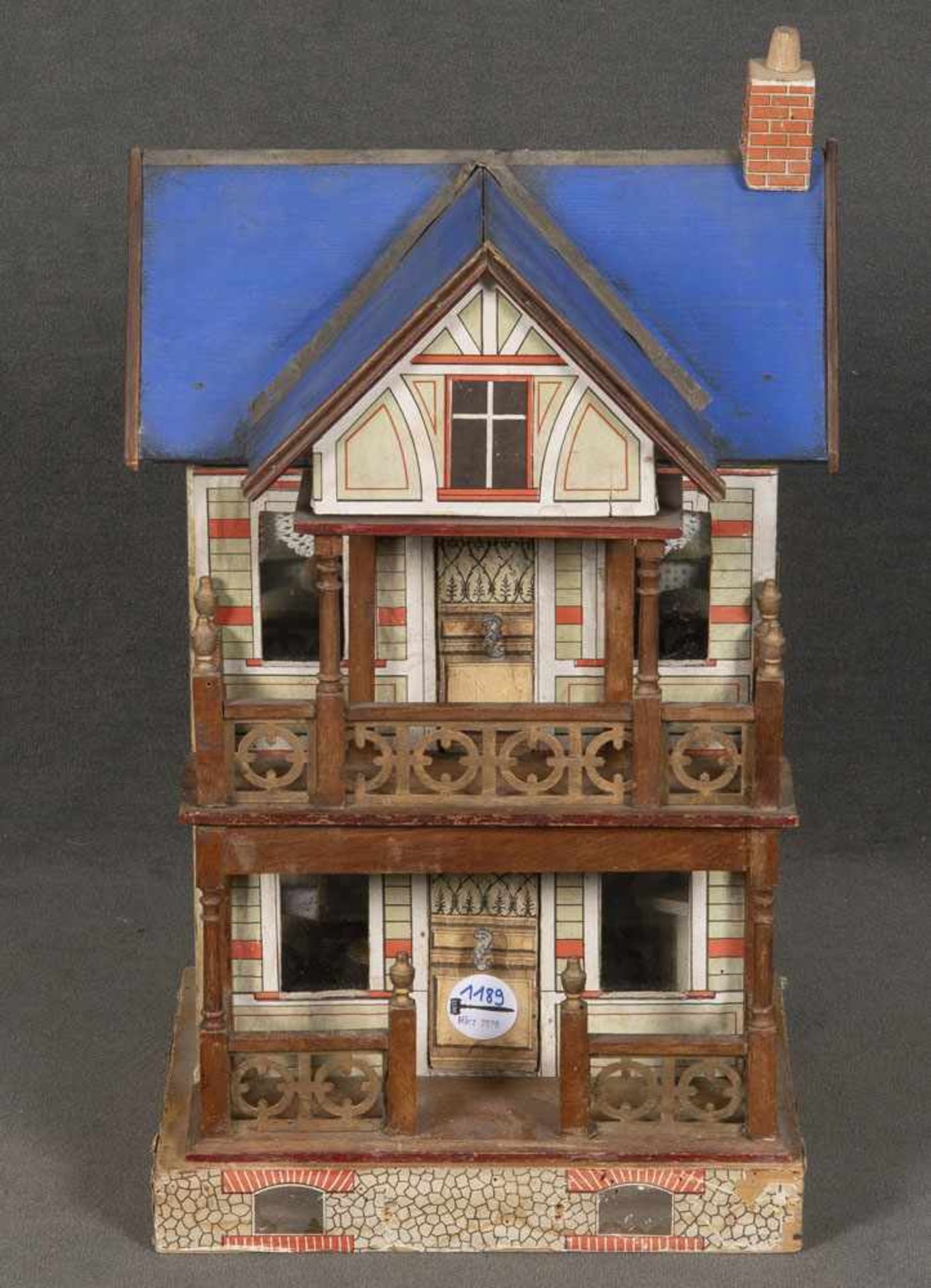Puppenhaus einer Villa mit Veranda, zwei Zimmern und Inneneinrichtung. Marienberg, Moritz Gottschalk