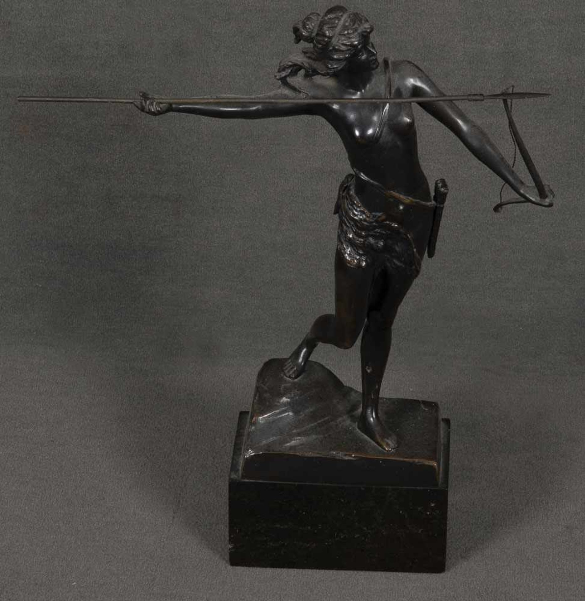 Andreas (Bildhauer des 20. Jhs.). Jagdgöttin Diana. Bronze, brüniert, sign., mit Gießerstempel, H=38